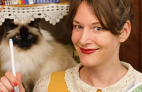 Das Bild zeigt die Autorin Cally Stronk und eine Katze.