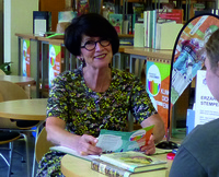 Sabine aus dem Förderverein hört zu.