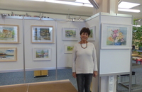 Kristina-Kathrin Rischow vor ihren Bildern