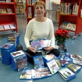Petra Michalk mit neuen Blu-rays im Bestand der Bibliothek
