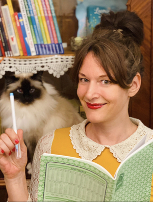 Das Bild zeigt die Autorin Cally Stronk und eine Katze.