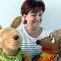 Foto: Kerstin Stöckel
Bibliotheksmitarbeiterin Michaela Lehmann freut sich gemeinsam mit LeseRatterich Emil und Känguru Krümel auf kleine Bücherfreunde
