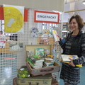 Kerstin Mattner, komm. Leiterin Bibliothek, pr&auml;sentiert Aktion 100 x EINGEPACKT.